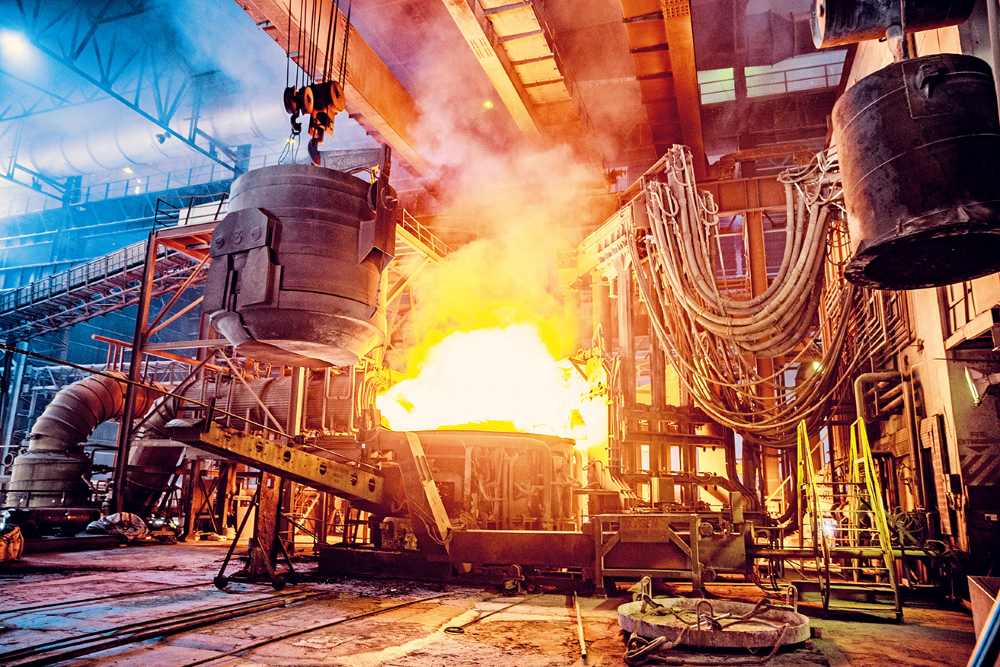 Imagen que representa la industria con al fonfo una fundición y grúas